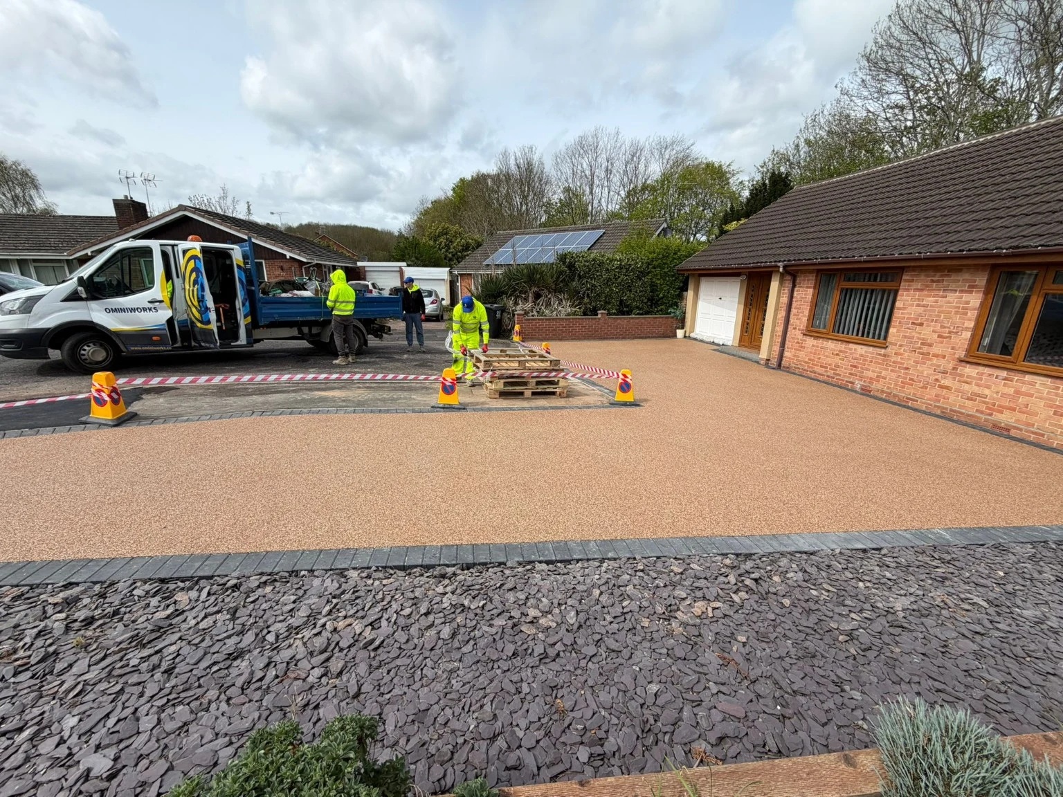 Vuba Chinatown resin driveway and charcoal edging at an OMINIWORKS project in Taunton